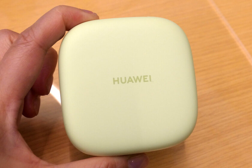 Huawei представила необычные наушники FreeArc с заушинами. Характеристики многообещающие