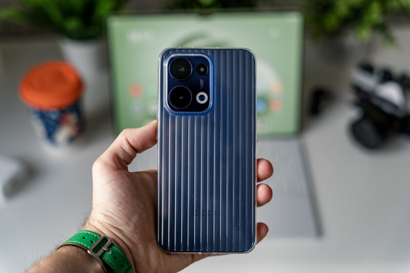 Дизайн — революция или приближение к идеям конкурентов? Обзор OPPO Reno 13 5G — Комплектация. 2