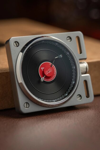 Представлены часы Vinyl Record Automatic Watch в виде мини-проигрывателя винила