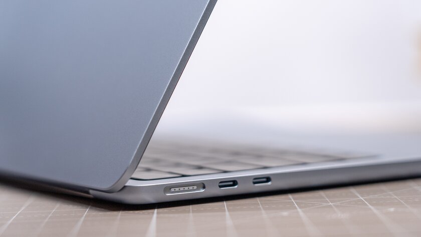 Обзор подешевевшего MacBook Air M4 — это ноутбук №1, теперь даже хейтеры согласятся — Дизайн, цвет и порты. 4