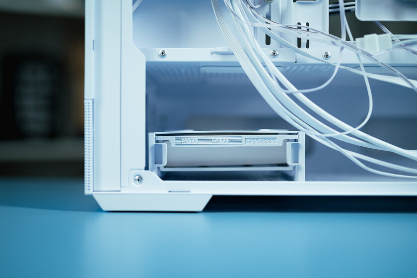 Компактный корпус, в который влезет даже RTX 5090: обзор стильного Zalman P30 AIR White — Шасси. 8