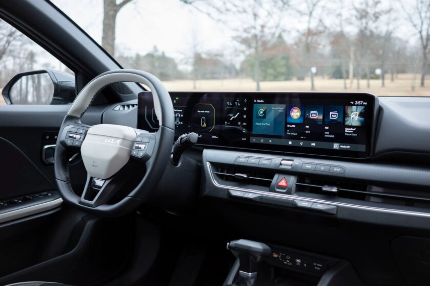 Технологичный, недорогой и продуманный седан: обзор Kia K4 2025 — Интерьер. 3