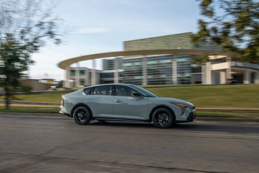 Технологичный, недорогой и продуманный седан: обзор Kia K4 2025 — Ощущения от вождения. 1