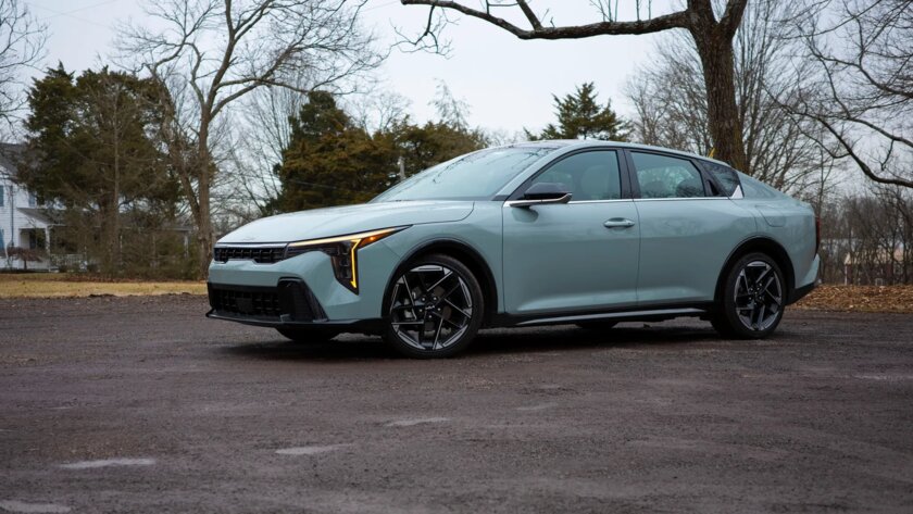 Технологичный, недорогой и продуманный седан: обзор Kia K4 2025 — Отзыв. 1
