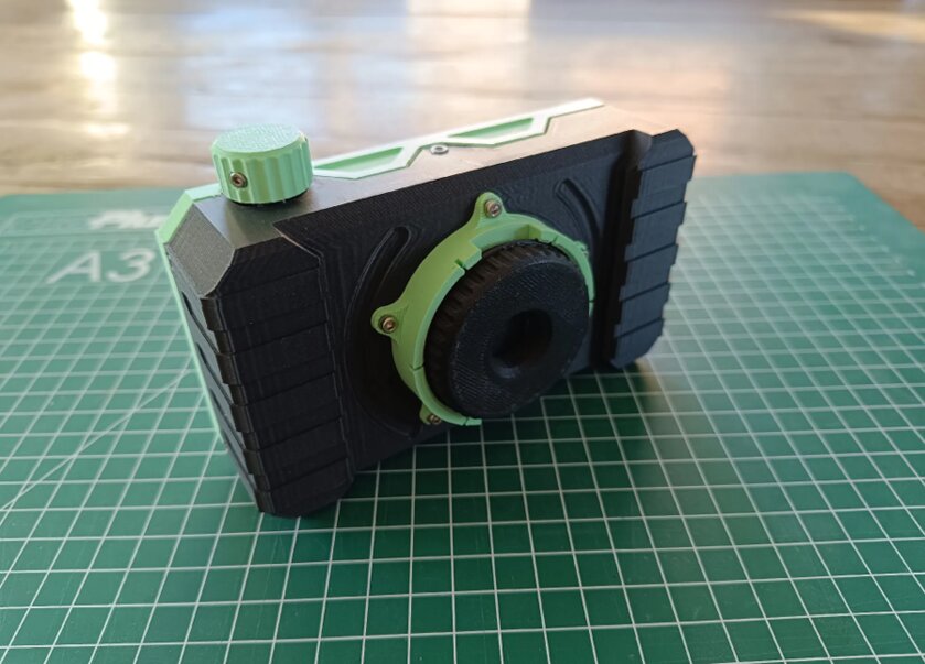 Polaroid? В сети показали фотоаппарат на базе Raspberry Pi Zero с моментальной печатью