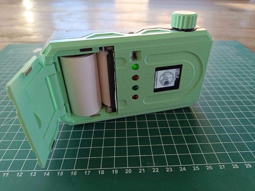 Polaroid? В сети показали фотоаппарат на базе Raspberry Pi Zero с моментальной печатью