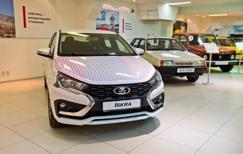 «АвтоВАЗ» выпустил эксклюзивную модель LADA Iskra с фамилиями 37 тысяч сотрудников