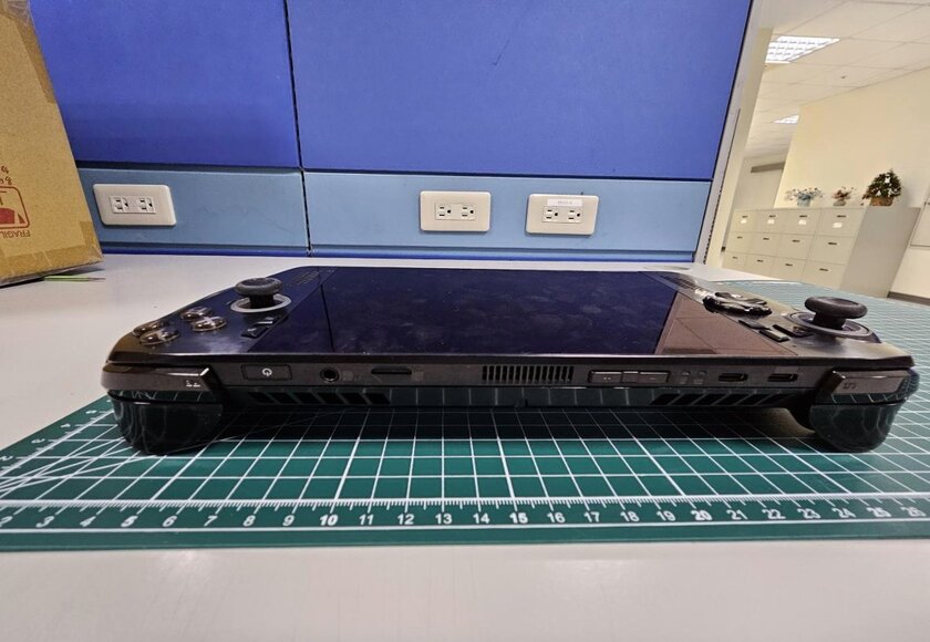 В сеть слили фото ASUS ROG Ally 2: версии отличаются не только цветом