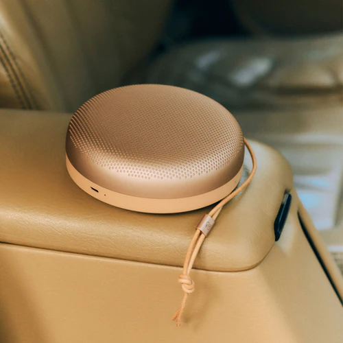 Музыкальная «таблетка»: Bang & Olufsen представила колонку Beosound A1 3rd Gen