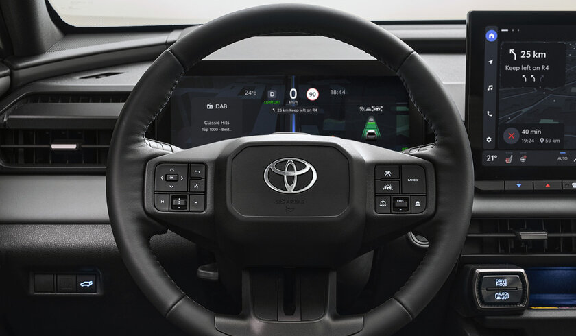 Гибрид с обновлённым интерьером: представлен кроссовер Toyota RAV4 шестого поколения