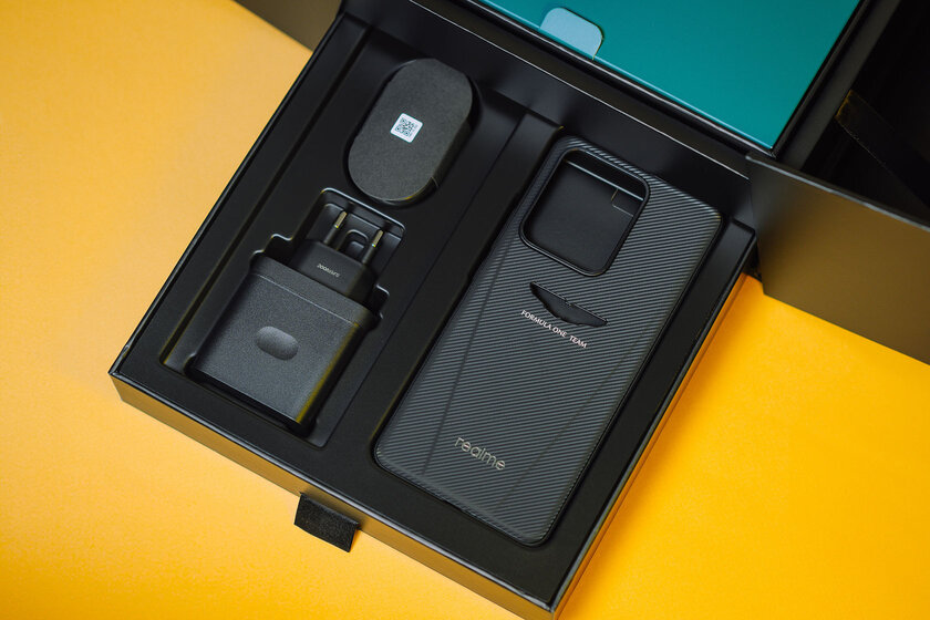 Богато, стильно и с шильдиком Aston Martin: обзор realme GT 7 Dream Edition — Автономность и зарядка. 2