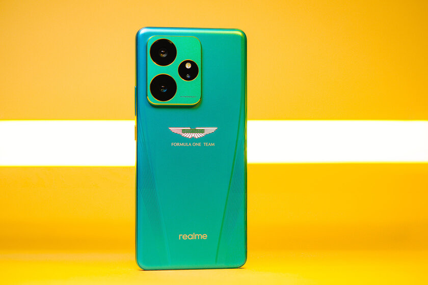 Богато, стильно и с шильдиком Aston Martin: обзор realme GT 7 Dream Edition — Дизайн. 3