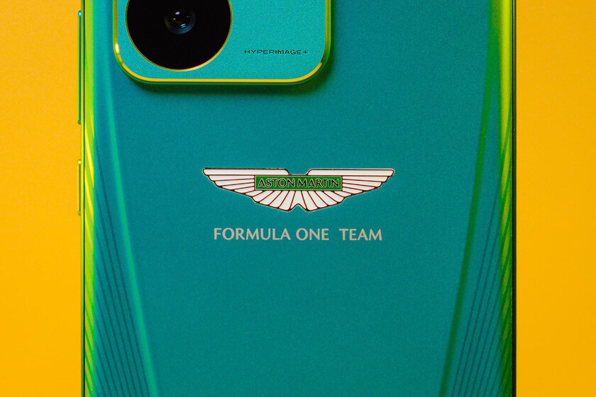 Богато, стильно и с шильдиком Aston Martin: обзор realme GT 7 Dream Edition — Дизайн. 2