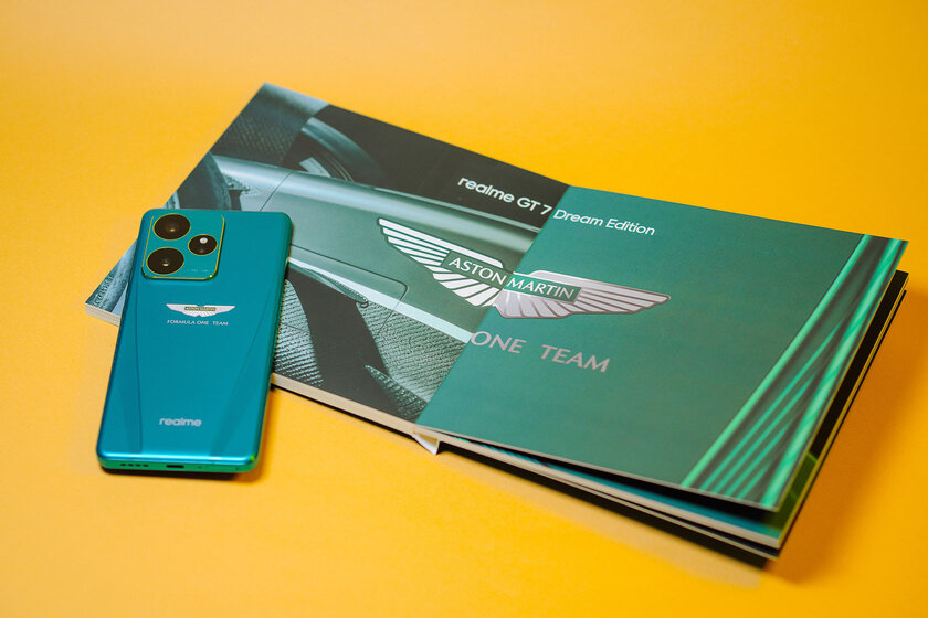 Богато, стильно и с шильдиком Aston Martin: обзор realme GT 7 Dream Edition — Отзыв. 1
