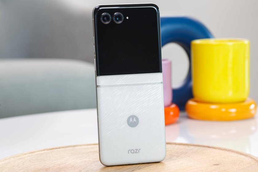 Шикарный дисплей, неплохие камеры и минимум апгрейдов: обзор Motorola Razr 60 — Дизайн корпуса. 2