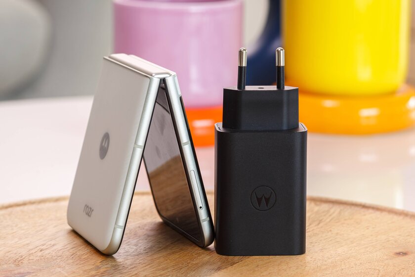 Шикарный дисплей, неплохие камеры и минимум апгрейдов: обзор Motorola Razr 60 — Автономность и зарядка. 2