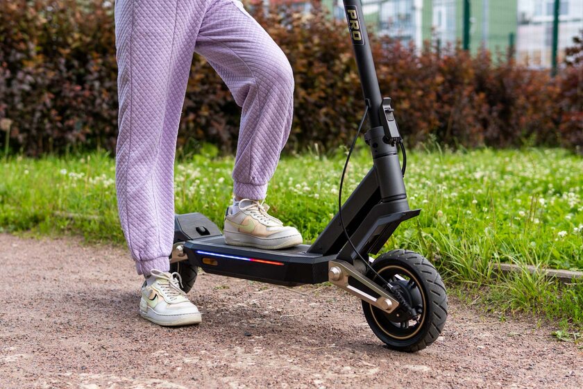 75 км на одном заряде, мощный мотор и атмосферная подсветка: обзор Navee ST3 Pro