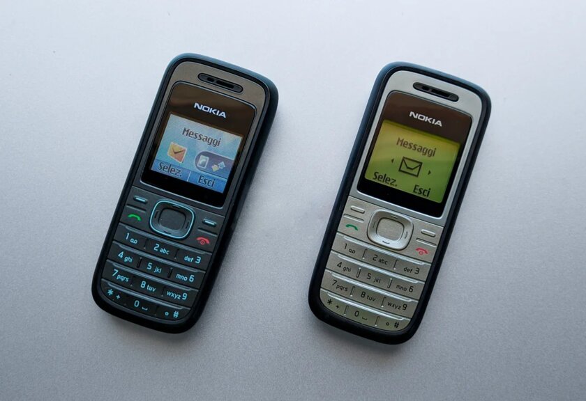 Фанат ретро сравнил Nokia 1208 с Nokia 1200. Какой телефон вам больше по душе?