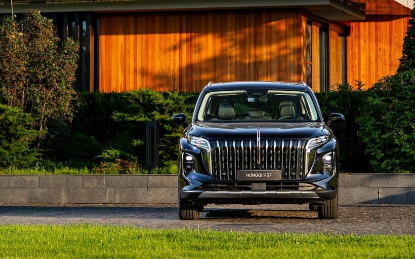 Hongqi раскрыл российские цены и комплектации премиального кроссовера HS7