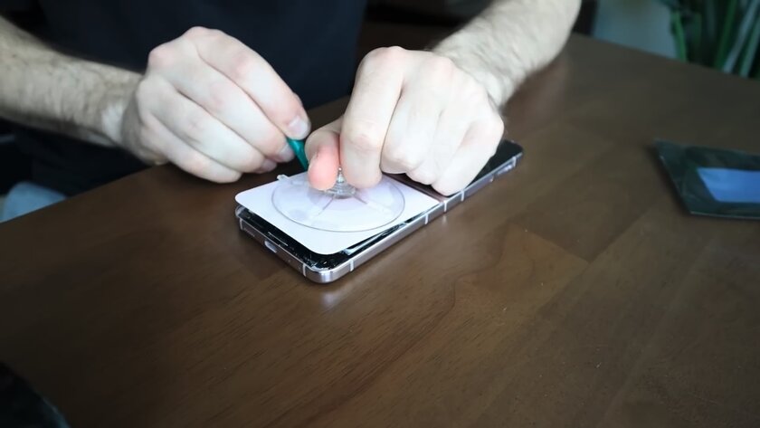 Инженер построил собственный смартфон с QWERTY-клавиатурой на базе сломанного Samsung Z Flip