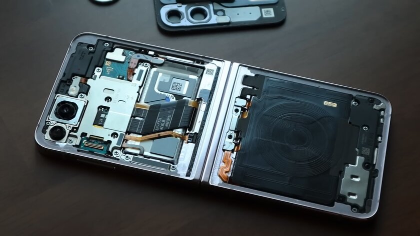 Инженер построил собственный смартфон с QWERTY-клавиатурой на базе сломанного Samsung Z Flip