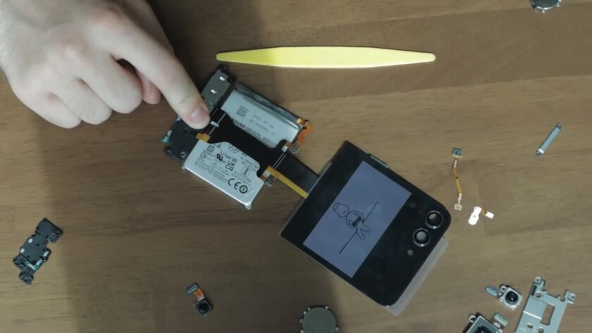 Инженер построил собственный смартфон с QWERTY-клавиатурой на базе сломанного Samsung Z Flip