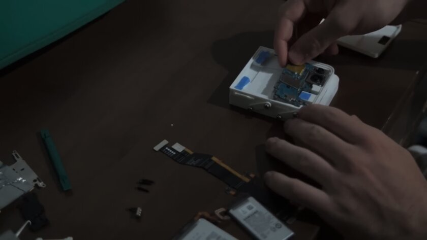 Инженер построил собственный смартфон с QWERTY-клавиатурой на базе сломанного Samsung Z Flip