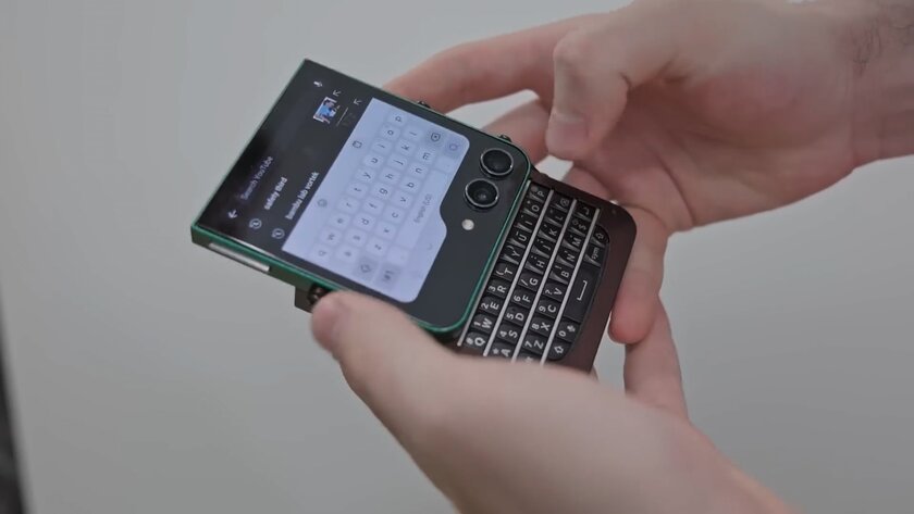 Инженер построил собственный смартфон с QWERTY-клавиатурой на базе сломанного Samsung Z Flip