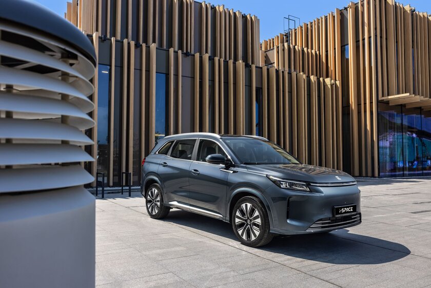 Новый гибридный Evolute i-SPACE уже в продаже: 7 мест, 165 км на электричестве и 5,6 л расход