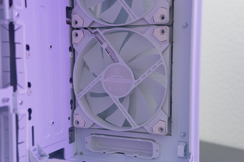 Солидный, практичный и с поддержкой даже RTX 5090: обзор корпуса GAMEMAX F36 — Комплект поставки. 7
