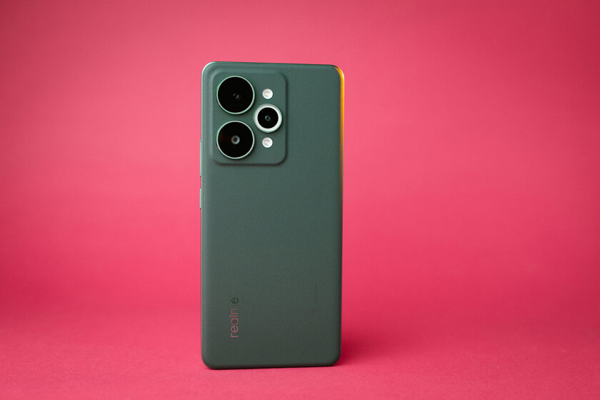 7000 мАч, три камеры по 50 Мп и 144 Гц: обзор realme 15 Pro