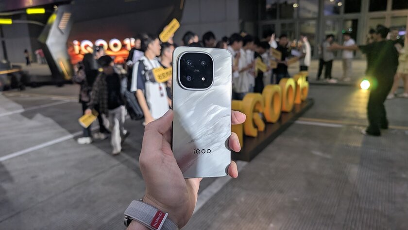 Мощное охлаждение и топовый чип: представлен флагманский IQOO 15