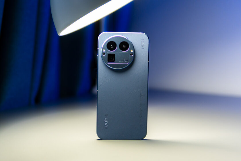 Ловким движением круг превращается в квадрат. Обзор realme GT 8 Pro с кастомизируемым блоком камер