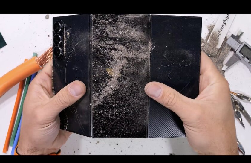 Блогер оценил трискладной Galaxy Z TriFold на прочность: конструкция не выдержала