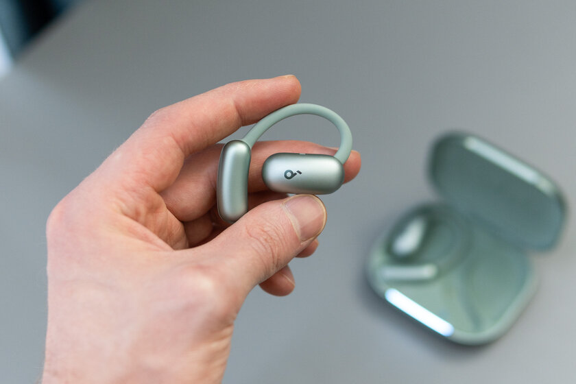 Спортивные и направляют звук прямо в ухо: обзор наушников Soundcore AeroFit 2 с регулируемой посадкой — Внешний вид и удобство ношения. 2