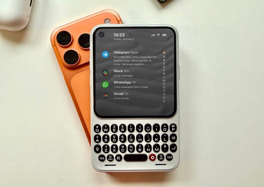 Квадратный экран и QWERTY-клавиатура в стиле BlackBerry — анонсирован Clicks Communicator