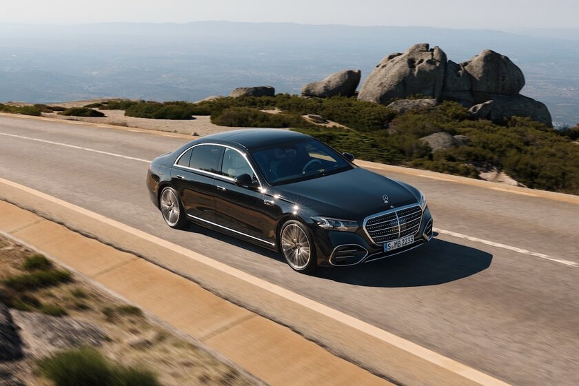 Mercedes-Benz обновила S-класс: W223 получил новый салон, кузов и электронику