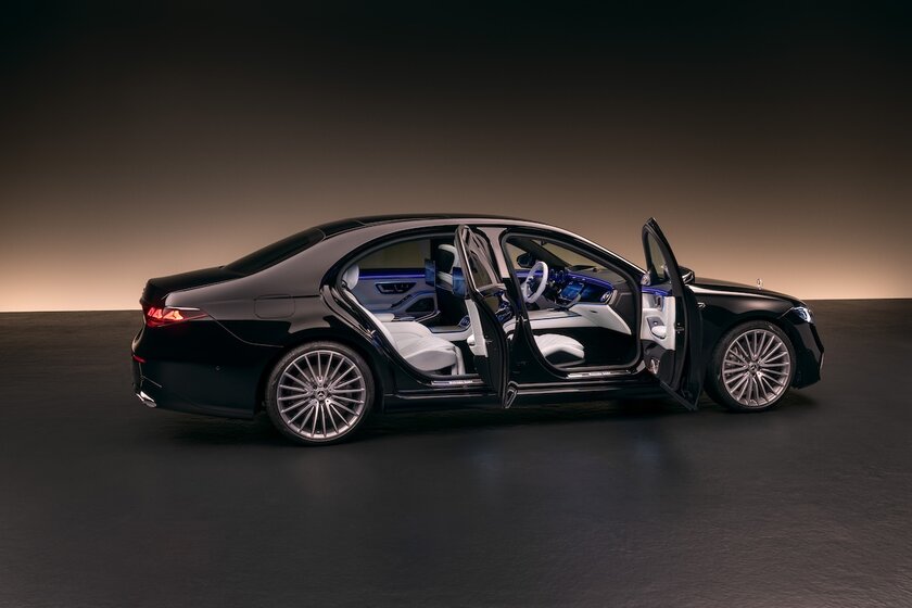 Mercedes-Benz обновила S-класс: W223 получил новый салон, кузов и электронику
