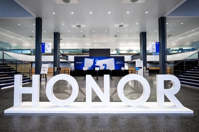 На MWC 2026 компания HONOR представила массу новинок: от самого тонкого в мире планшета до смартфона с камерой-роботом