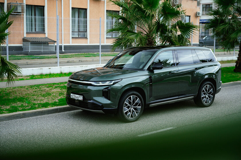 Бегущая строка на фарах, царский второй ряд и заявка на классику: обзор GAC S7
