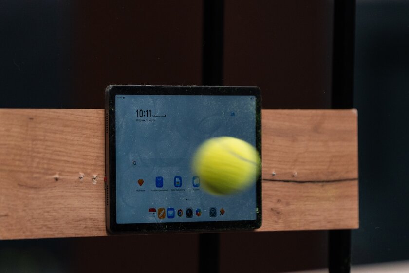 HONOR Pad X8b расстреляли из теннисной пушки: планшет выдержал испытание