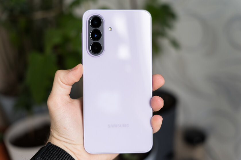 Смартфон, который вы купите на 6 лет: обзор Samsung Galaxy A37 — без экспериментов, только улучшения — Дизайн. 1