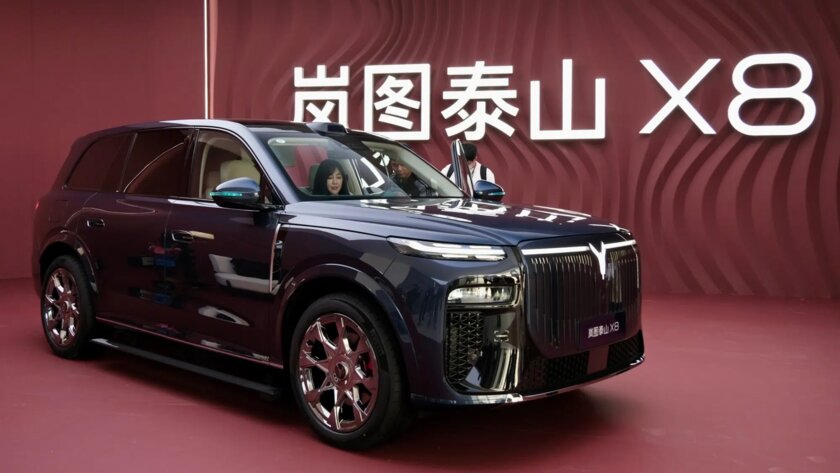 VOYAH представил TAISHAN X8 — большой кроссовер, у которого салон трансформируется в двуспальную кровать