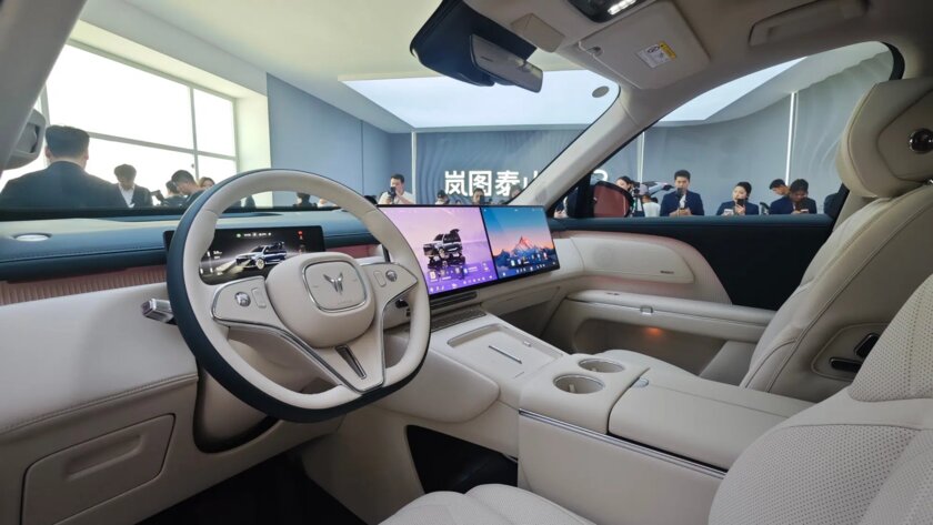 VOYAH представил TAISHAN X8 — большой кроссовер, у которого салон трансформируется в двуспальную кровать