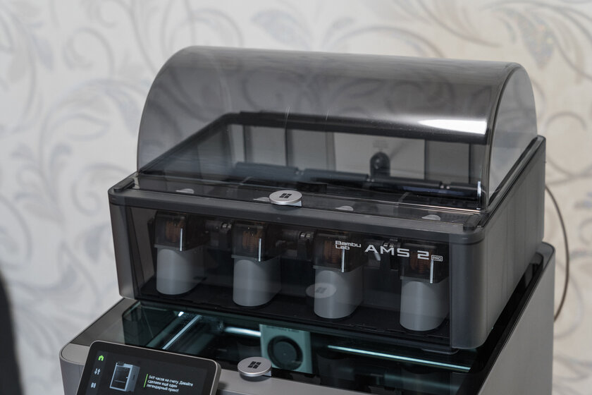 Я попробовал 3D-печать для ленивых. Обзор Bambu Lab P2S Combo, где многое делается автоматически