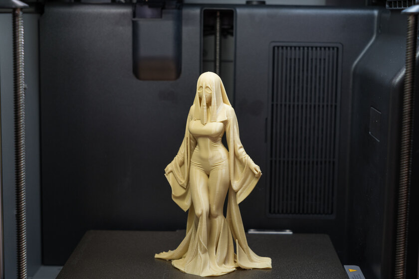 Я попробовал 3D-печать для ленивых. Обзор Bambu Lab P2S Combo, где многое делается автоматически