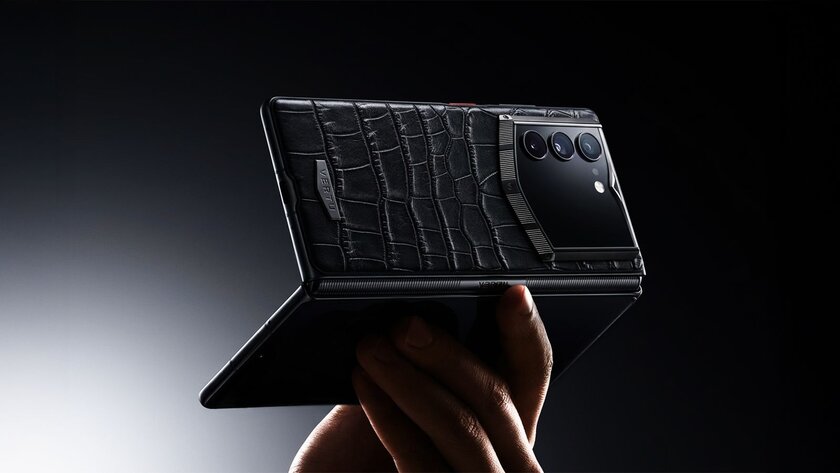 Кожа аллигатора и бриллианты: Vertu представила складной смартфон AlphaFold