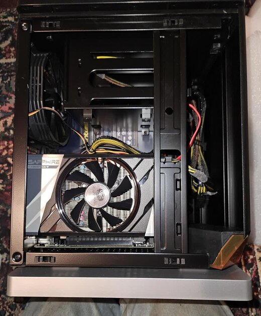 В подвале одного из домов нашли компьютер с автографом директора AMD Лизы Су