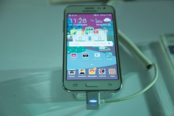 Представлен дешевый смартфон Samsung Galaxy J2 с встроенной Opera Max