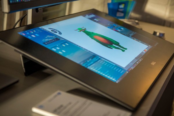 Dell на CES 2017: новые ноутбуки, 8K-монитор, умный стол